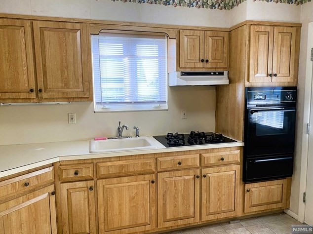 165 Carlyle Ct, Carlstadt, NJ 07072