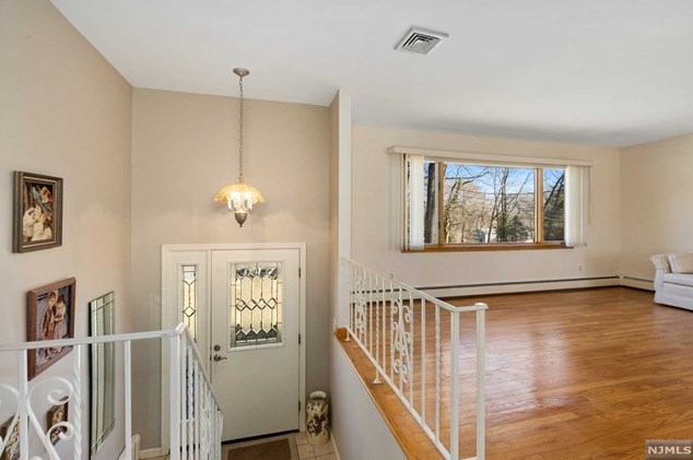 22 Fairview Ave, Montvale, NJ 07645