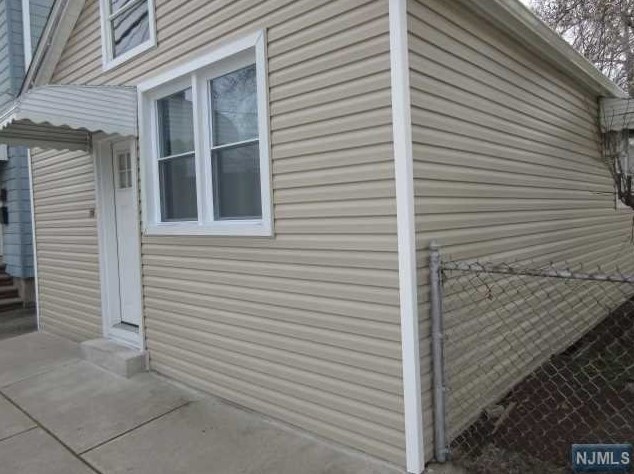 20 John St, Lodi, NJ 07644-2414