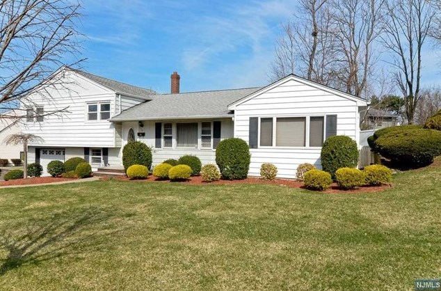 65 Harmon Dr, Paramus, NJ 07652