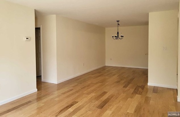 1033 Cumberland Ct, Mahwah, NJ 07430