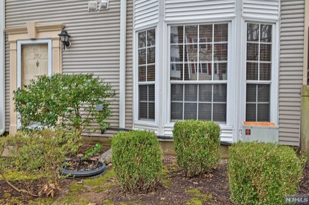 287 Larch Ln, Mahwah, NJ 07430