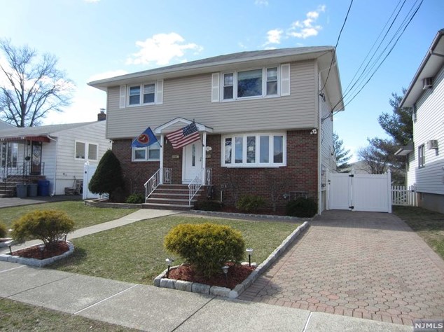 363 Woodcrest Pl, Saddle Brook, NJ 07663