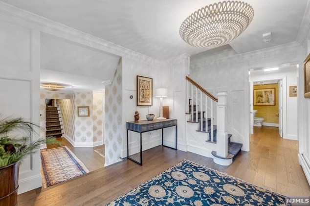 27 Drake Ln, Upper Saddle River, NJ 07458