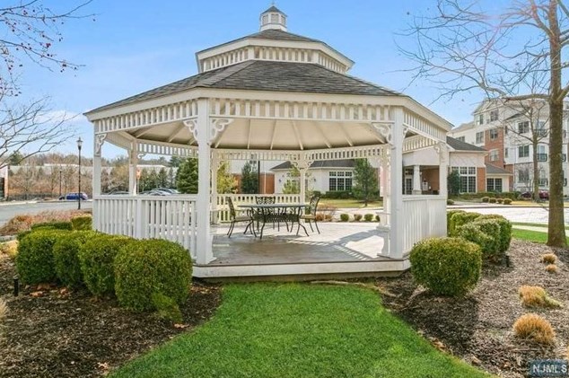 3213 The Plz, Tenafly NJ  07670-1044 exterior