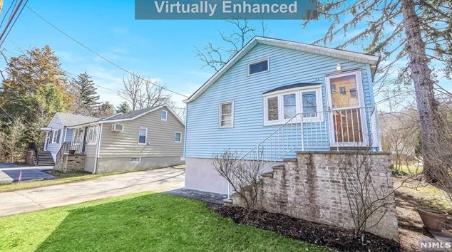 21 Grandview Ave, Oakland, NJ 07436