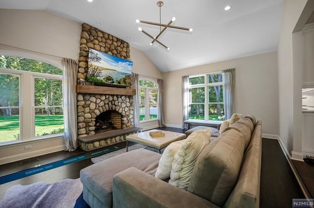 2 Buckingham Ct, Westwood NJ  07675-7067 exterior