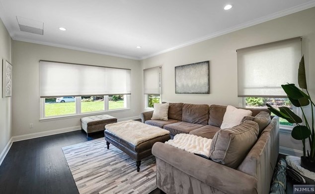 2 Buckingham Ct, Westwood NJ  07675-7067 exterior