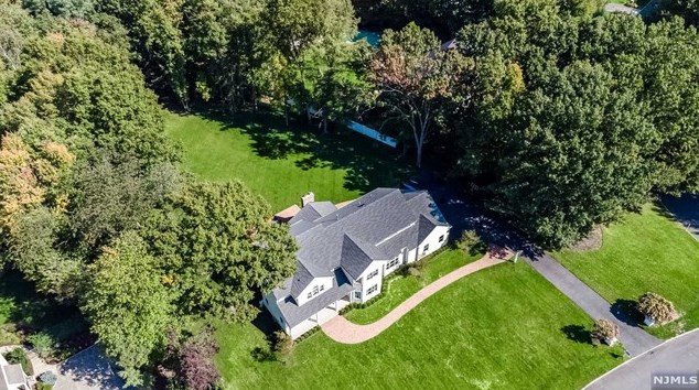 2 Buckingham Ct, Westwood NJ  07675-7067 exterior