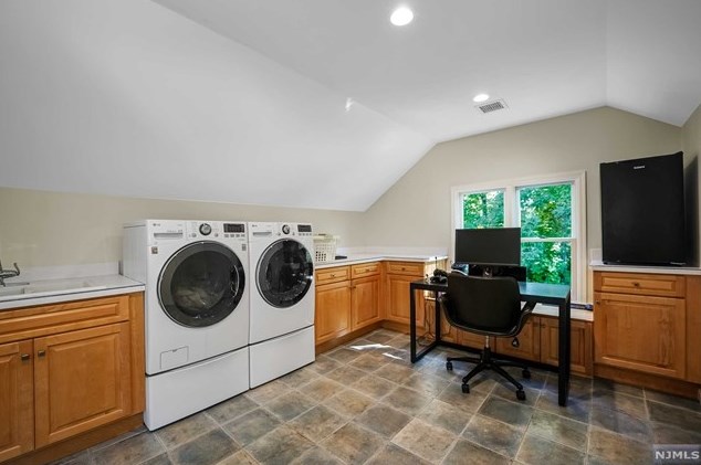 2 Buckingham Ct, Westwood NJ  07675-7067 exterior