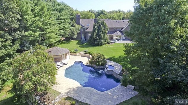 8 Shinnecock Trail, Franklin Lakes, NJ 07417