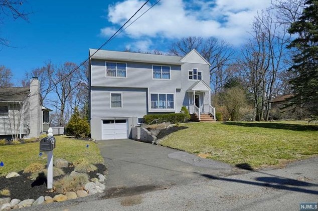 49 Oneida Ave, Oakland, NJ 07436