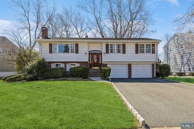 360 Mckinley Blvd, Paramus, NJ 07652