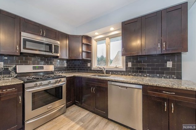 326 5th St, Saddle Brook NJ  07663-6330 exterior