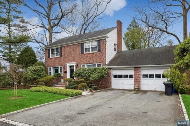 4 Bradford Ct, Tenafly, NJ 07670-1901