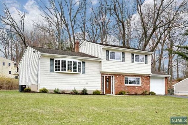 10 Algonquin Trail, Oakland, NJ 07436