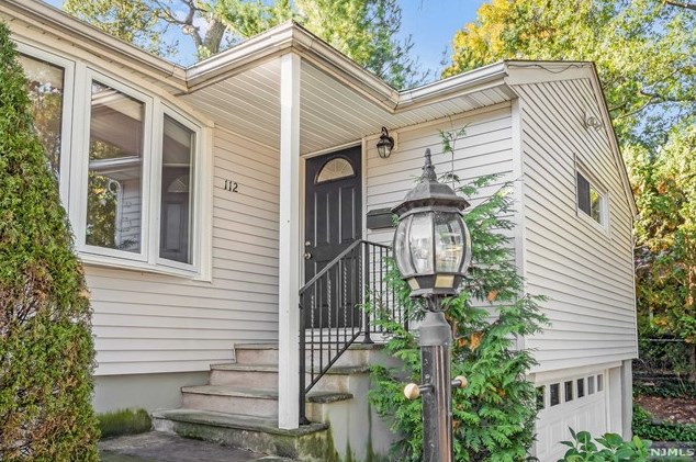 112 Hudson Ave, Waldwick, NJ 07463-2233