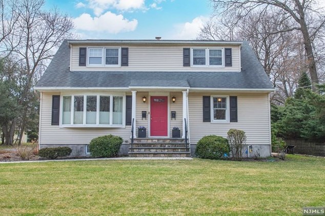 42 Bank St, Midland Pk, NJ 07432-1702