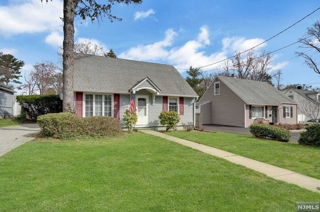 7 Emmett Pl, Waldwick, NJ 07463-2306
