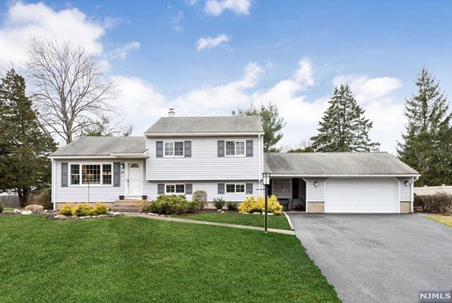 18 Cypress Ct, Waldwick, NJ 07463-1145