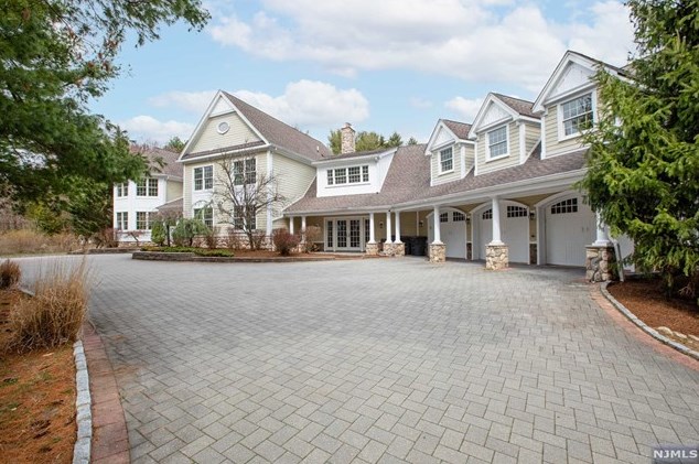122 Helen Ct, Franklin Lakes, NJ 07417