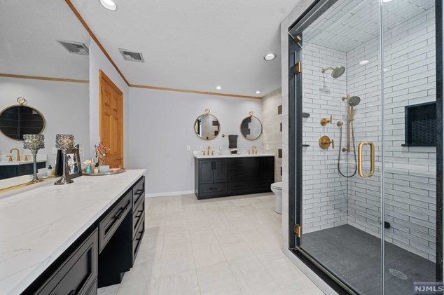 44 Rustic Dr, Waldwick NJ  07463-2417 exterior
