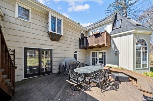 44 Rustic Dr, Waldwick NJ  07463-2417 exterior