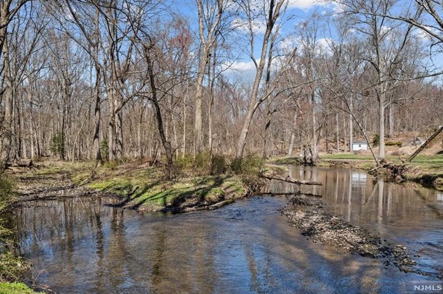 44 Rustic Dr, Waldwick NJ  07463-2417 exterior