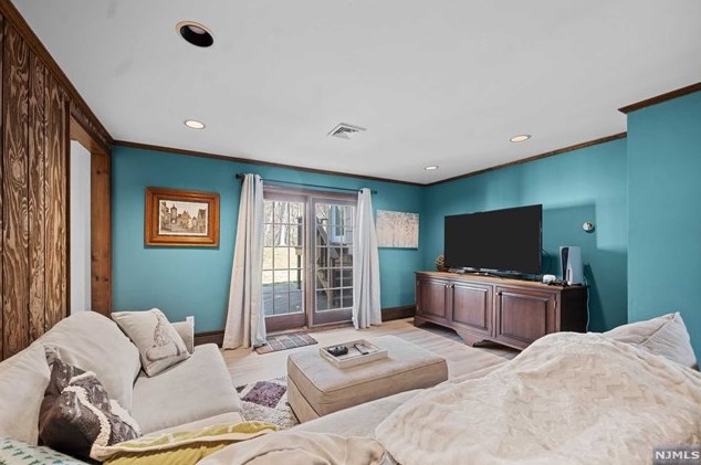 44 Rustic Dr, Waldwick NJ  07463-2417 exterior