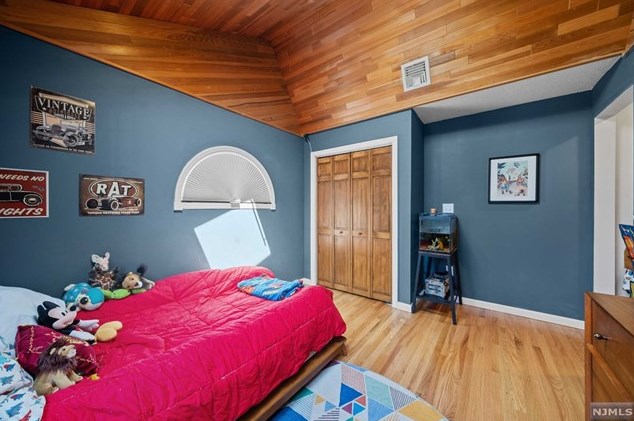 44 Rustic Dr, Waldwick NJ  07463-2417 exterior