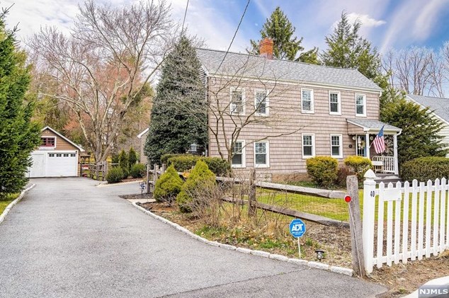 40 John Dow Ave, Waldwick, NJ 07463-1409