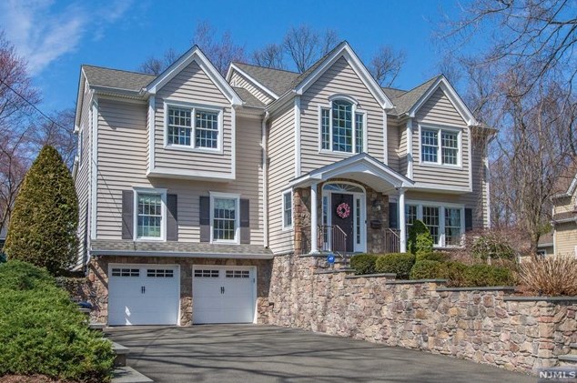 379 Butternut Ave, Wyckoff, NJ 07481-3128