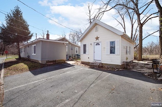 33 Riverside Dr, Oakland, NJ 07436