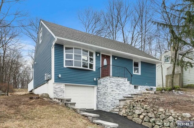 48 Iroquois Ave, Oakland, NJ 07436