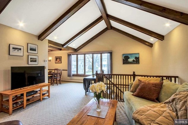 15 Pine St, Montvale, NJ 07645