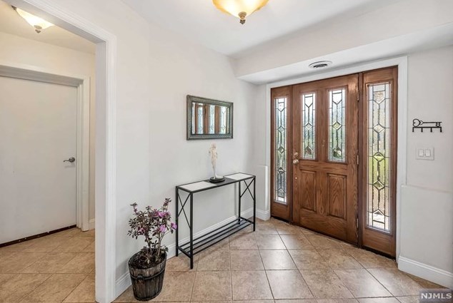11 Windsor Gate, Upper Saddle River, NJ 07458