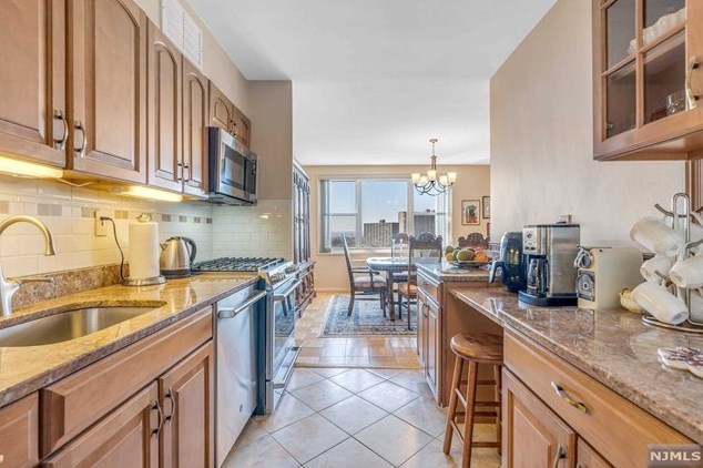 2000 Linwood Ave #9j, West Fort Lee, NJ 07024