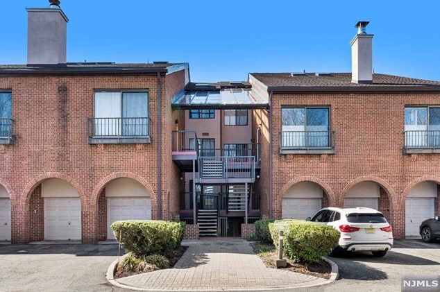 3 Whitman Ct, Teaneck, NJ 07666