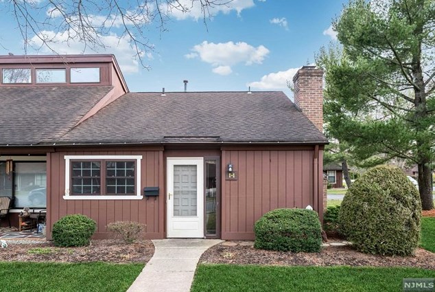 1-1 Chestnut Pl, Waldwick, NJ 07463