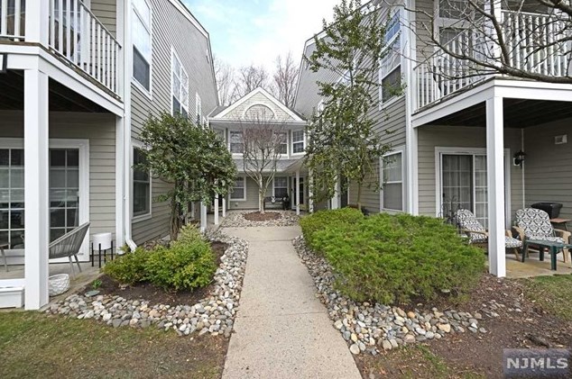 1422 York St, Mahwah, NJ 07430