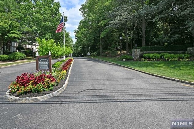 808 Thoreau Ct #808, Mahwah, NJ 07430