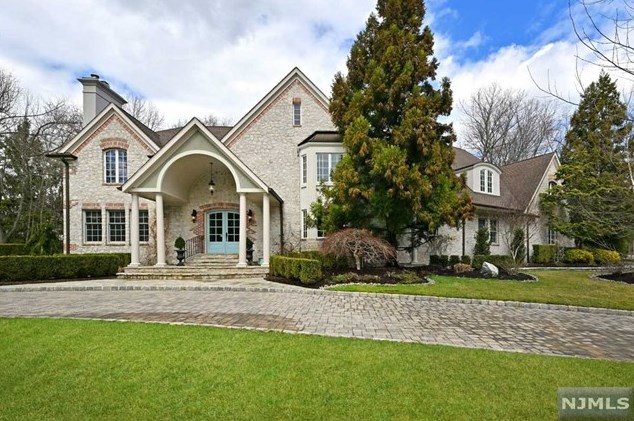 33 Winding Way, Upper Saddle River, NJ 07458