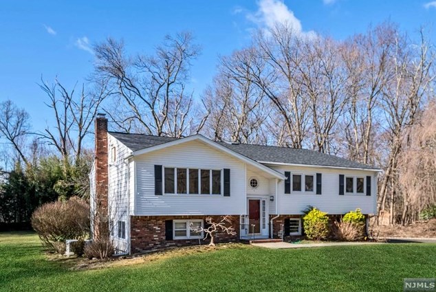 772 Linden Way, Franklin Lakes, NJ 07417