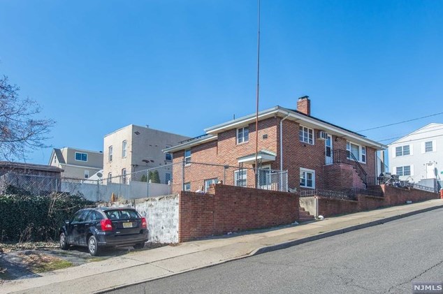 154 Farnham Ave #2, Outwater, NJ 07026