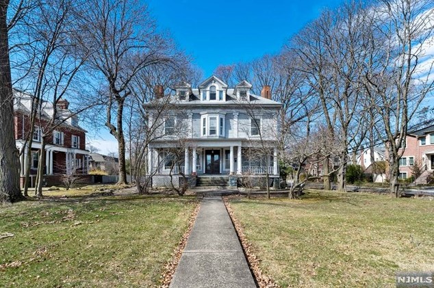 1041 Palisade Ave, West Fort Lee, NJ 07024-6320