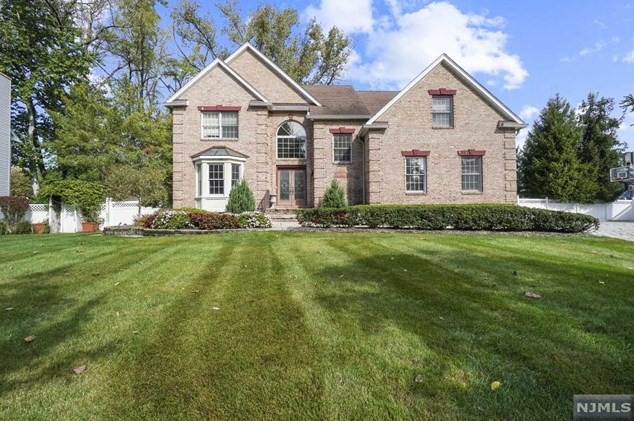 33 Bethany Cir, Closter, NJ 07624