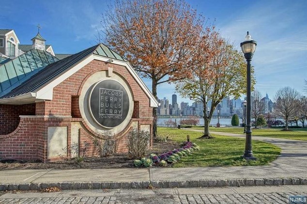 386 Kingston Ct, West New York NJ  07093-8335 exterior