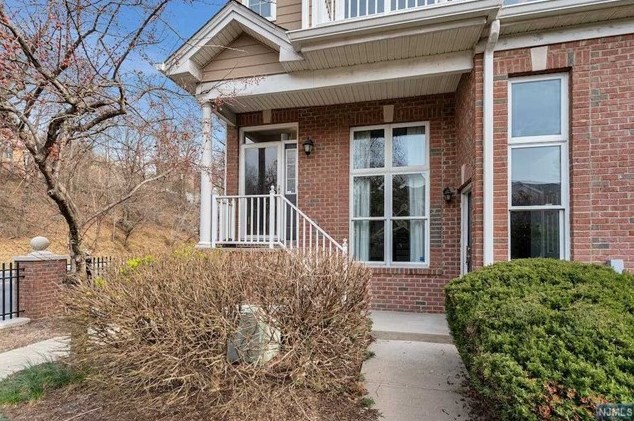 386 Kingston Ct, West New York, NJ 07093-8335