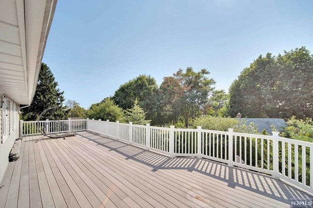 349 Manor Ct, Lyndhurst NJ 07071-1007 exterior