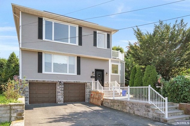 349 Manor Ct, Lyndhurst NJ 07071-1007 exterior